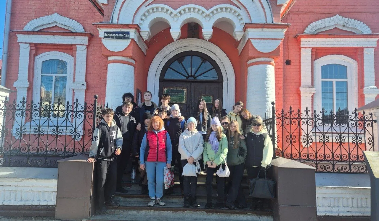 🎨 Путешествие в город золотой хохломы 🎨  Ученики 7 «Л» класса Школы 176 вместе с классным руководите