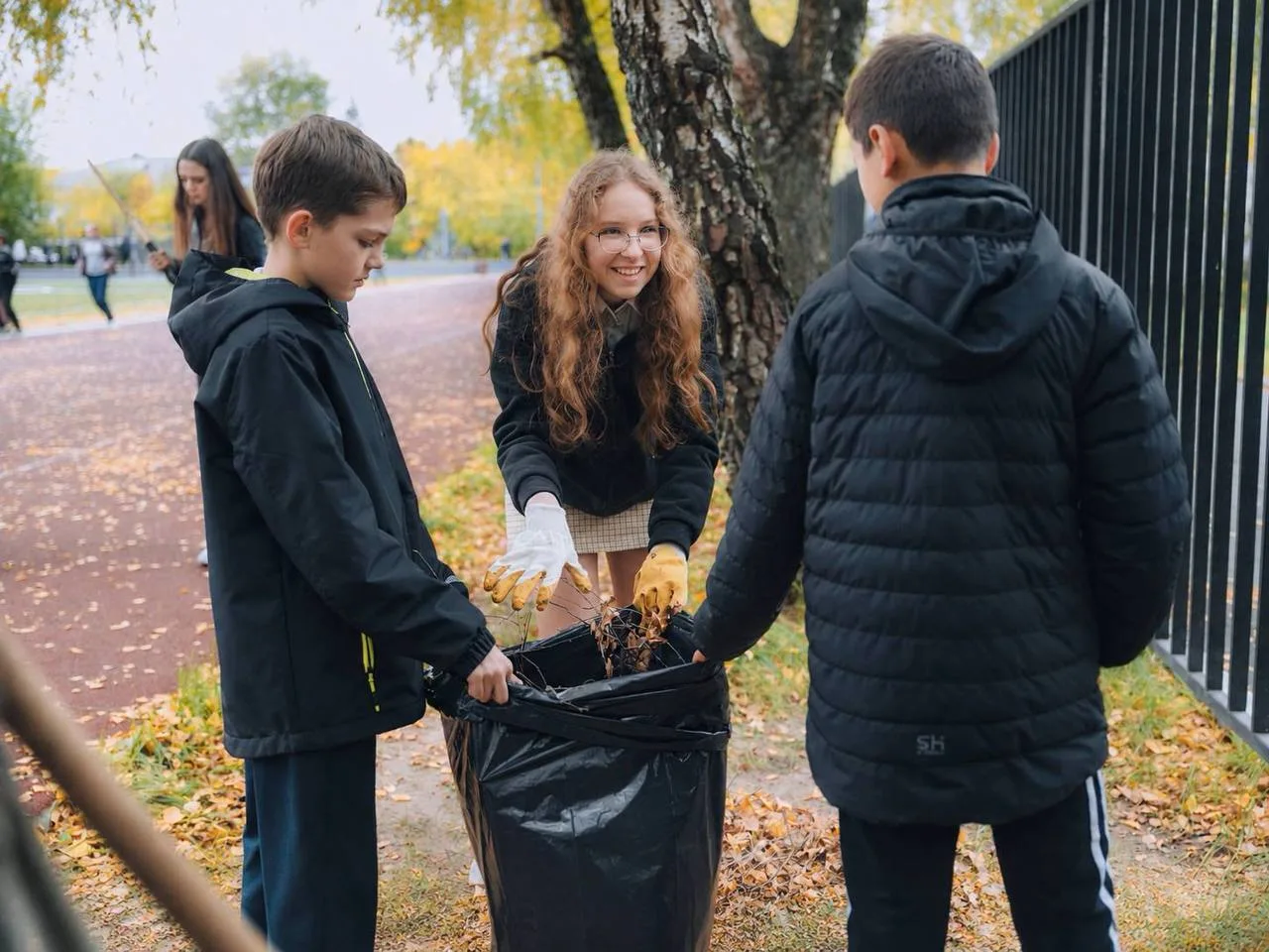 🧹 На территориях школ в Лосино-Петровском прошли субботники.