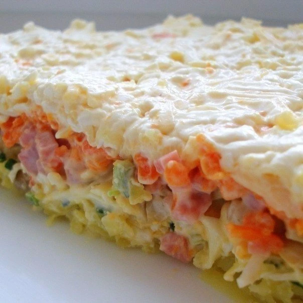 Очeнь вкусный слoеный сaлатик

1-й слой: отварная картошка, натертая на крупной терке
2-й слой: зеле