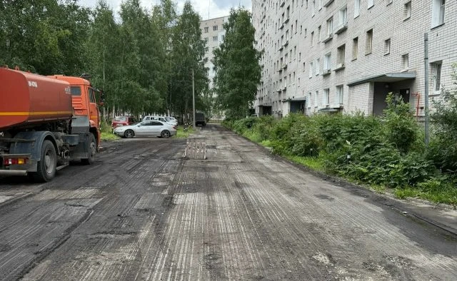 В избирательном округе № 17 стартовал ремонт внутриквартального проезда у дома № 11 по ...