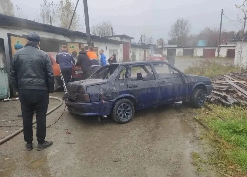 🔥 Пожар в посёлке Рудничный: сгорел автомобиль, повреждён гараж