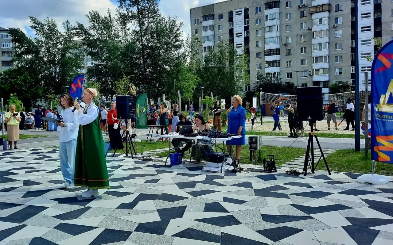 Сегодня, в День России, в сквере Добровольцев прошёл яркий семейный фестиваль «Вперёд, Россия» 🇷🇺
