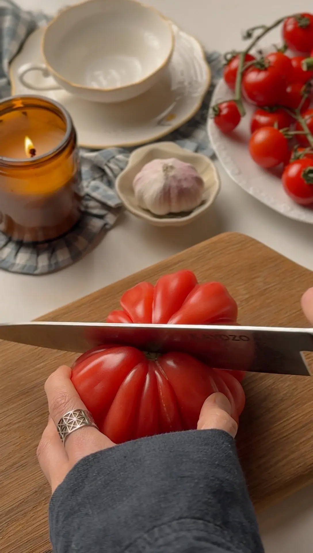 Вкусная и простая закуска для любого повода 🥒 🍅 

•Огурцы - 4 небольших/2 средних
•Любые помидоры 