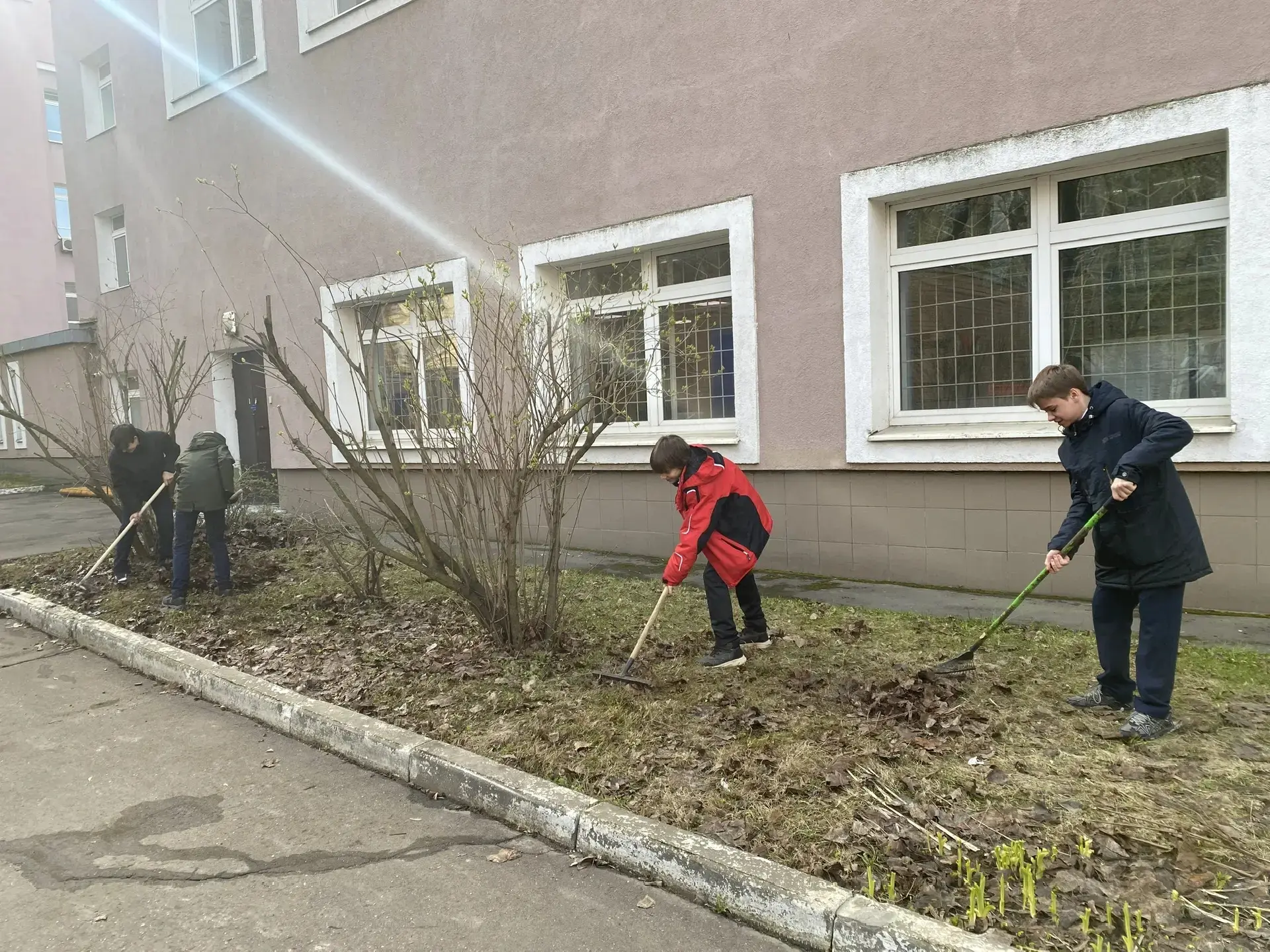 Городской субботник   Субботник бывает в субботу, Но может быть в разные дни, Когда поработать охота