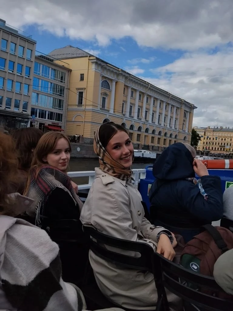Санкт-Петербург встречает!  Студенты третьего курса Кузбасского художественного колледжа проходят му