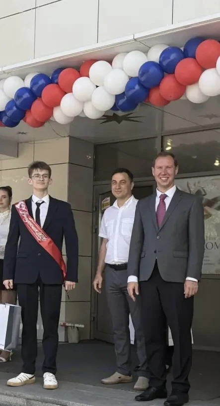 С напутственным словом к выпускникам нашей школы обратился представитель шефов ВАЗа Ман...