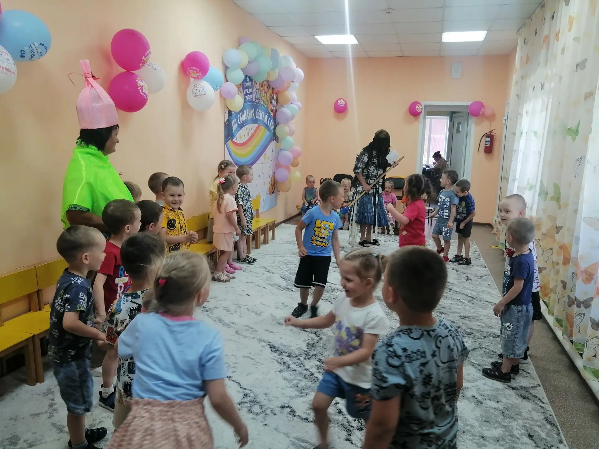 10 июня в нашем детском саду прошло развлечение "День сладкоежек".  В гости к детям при...