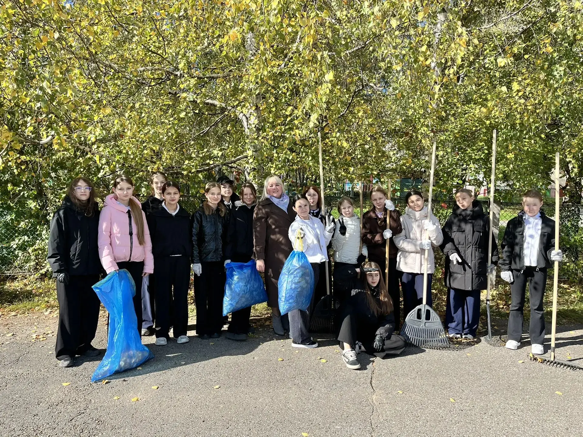 🍂 ТЕРРИТОРИЯ ШКОЛЫ СТАНОВИТСЯ ЧИЩЕ