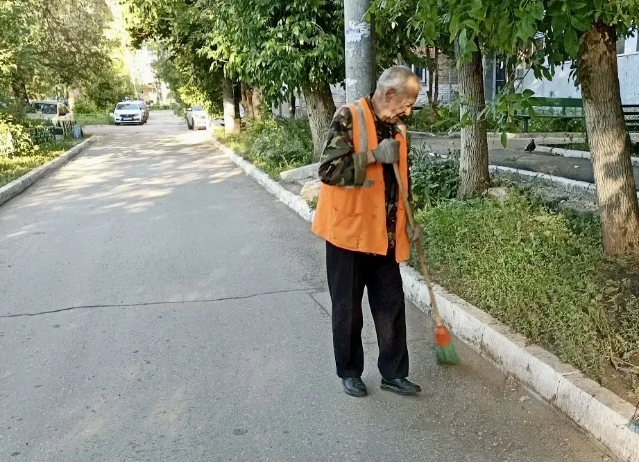 🧹Утренняя уборка придомовой территории по адресам: