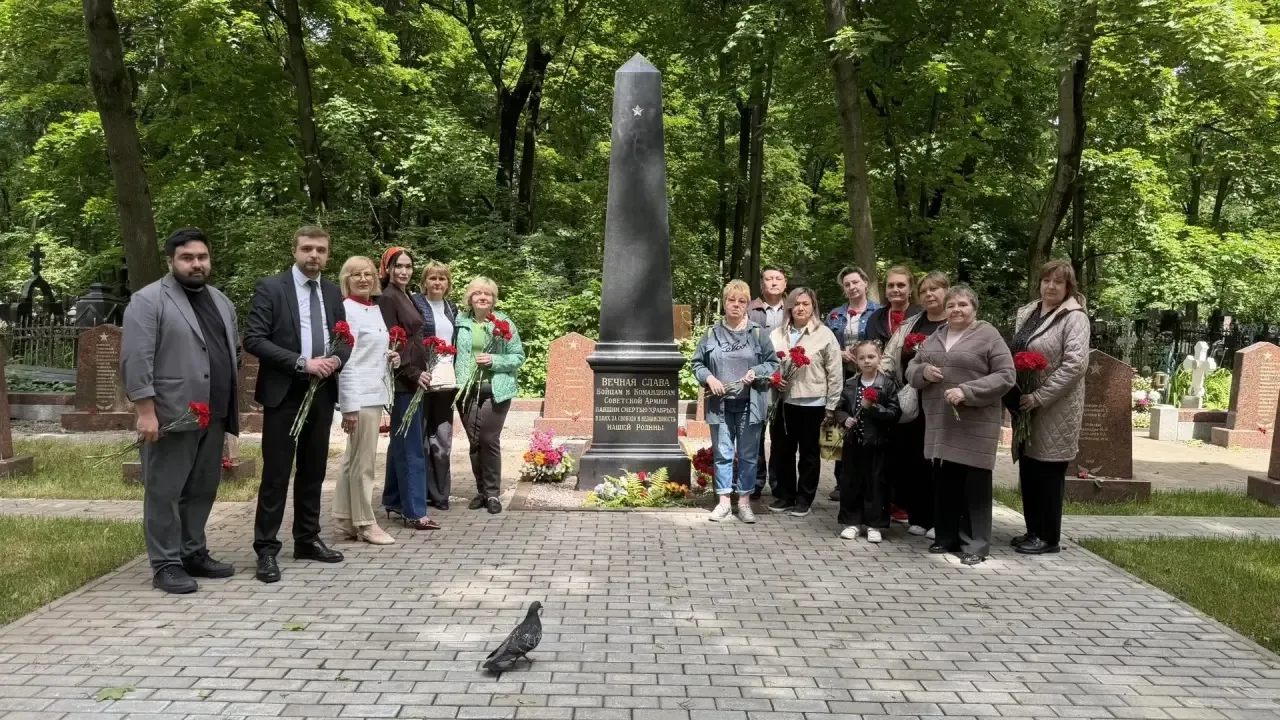 🌹 Сегодня на Ваганьковском кладбище прошла церемония возложения цветов, приуроченная к Дню памяти и