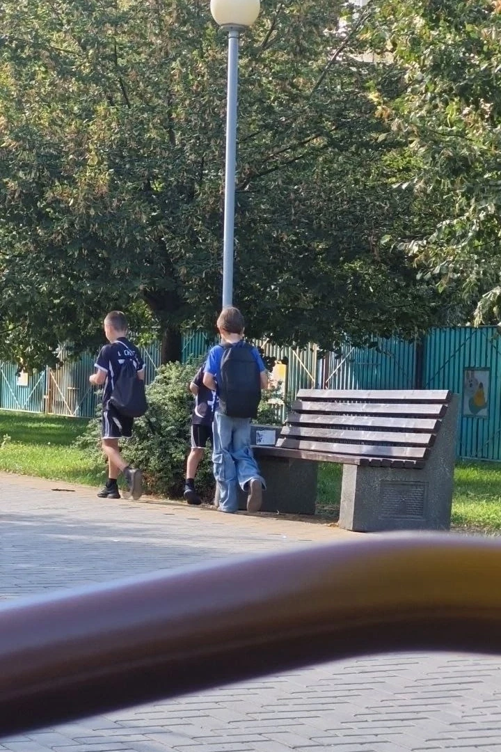 Родители, кто узнал свое чадо. Копаются в мусорках и собирают бычки от сигарет. Обсужда...