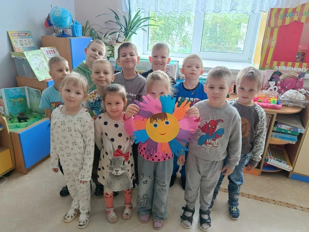 🌞Коллективная аппликация ко Дню защиты детей «Солнце из ладошек»🌞