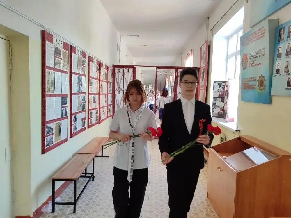 🎗️Бессмертный полк"🎗️  Сегодня ученики собрались, чтобы почтить память героев, которые отдали свои ж