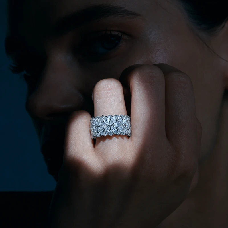 💍 Блеск, от которого сложно отвести взгляд 

Широкое кольцо с россыпью камней — украшение для тех, 