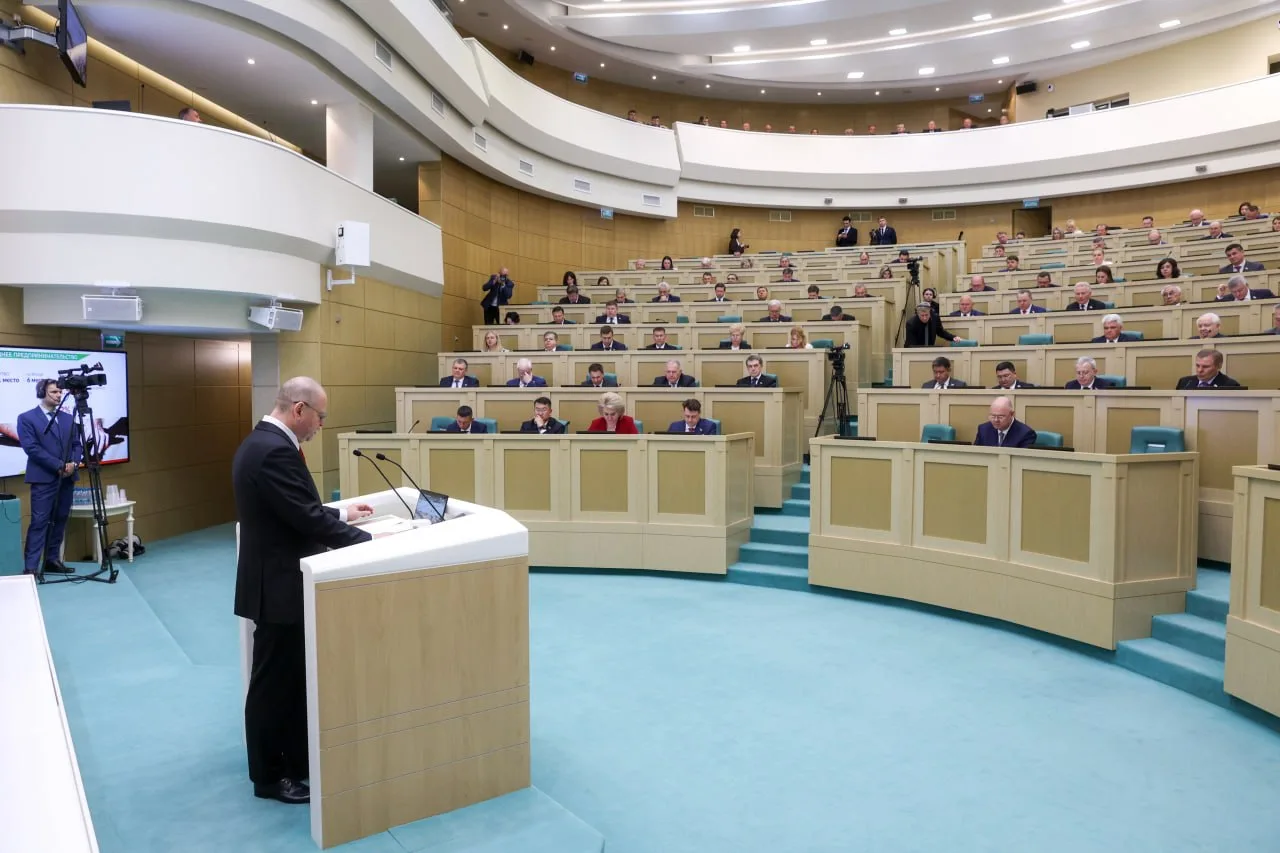 Студенты 1 курса во главе с деканом факультета Н.А. Борисовым посетили парадный холл Со...