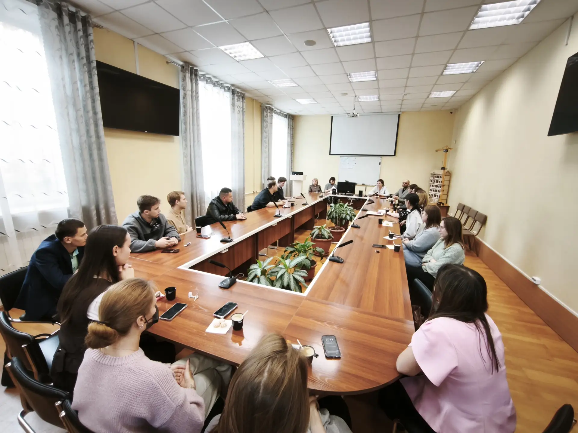 🌸5 октября в нашем техникуме прошла теплая встреча администрации с молодыми педагогами.