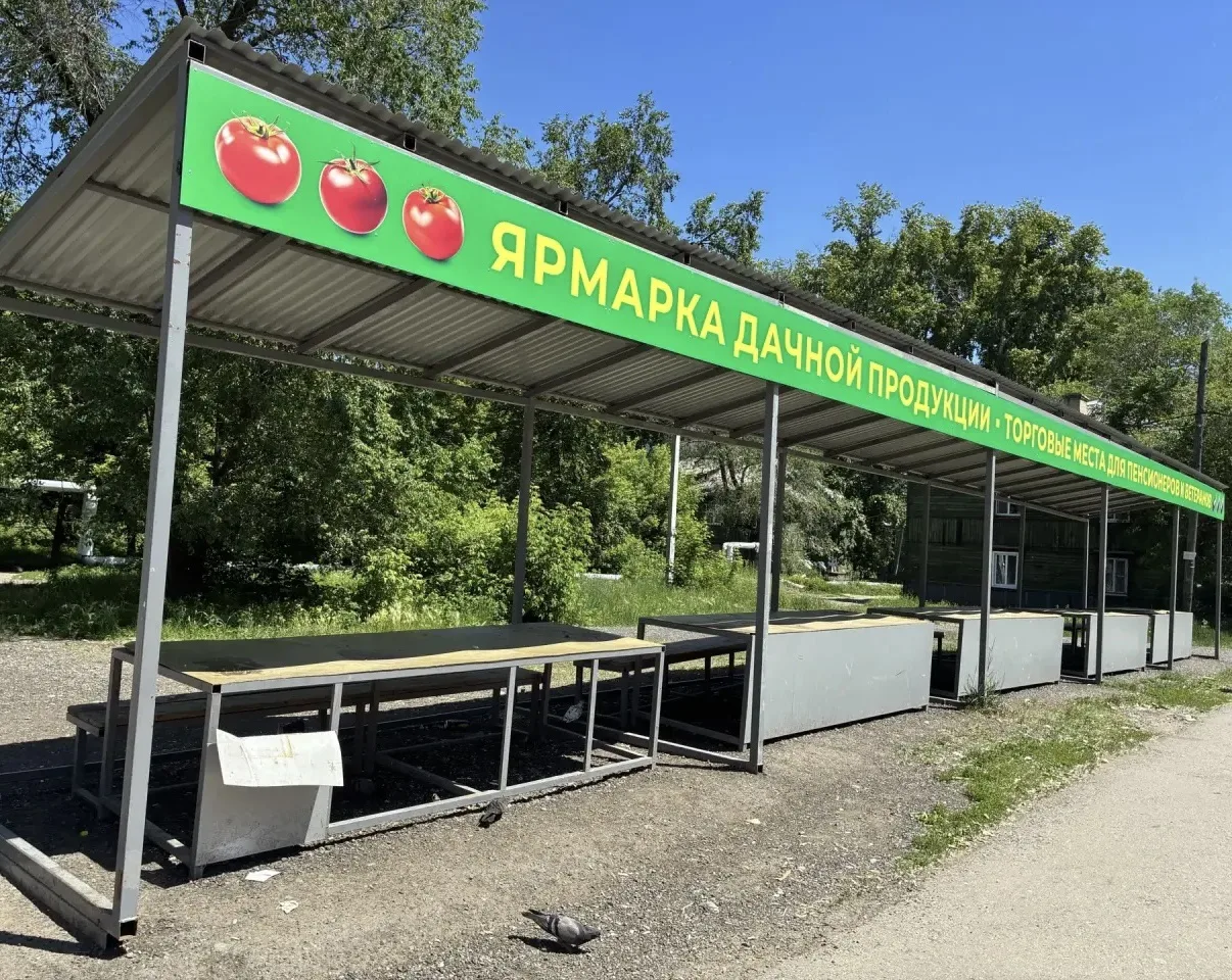 ☝️А это рукотворный памятник архитектуры ЖД району. Смонтированные в прошлом году, прилавки для торг