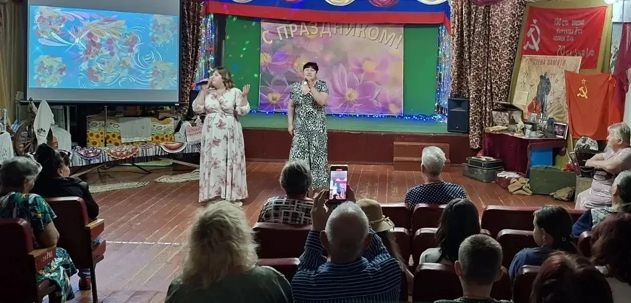 Песни и тепло сердец: как в Октябрьском поздравили Родину

В День России сельский клуб поселка Октяб
