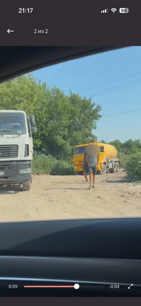 Неизвестные сливают отходы около ЖК Амград
Возле ЖК Амград в гаражах неизвестные «удобряют» природу 