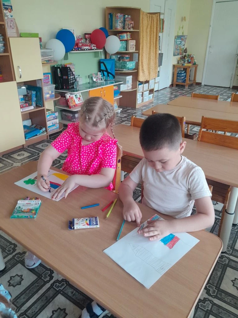 Россия!Россия!
Твой праздник сегодня:
И взрослый и детский
Праздник народный.
В старшей группе прошл