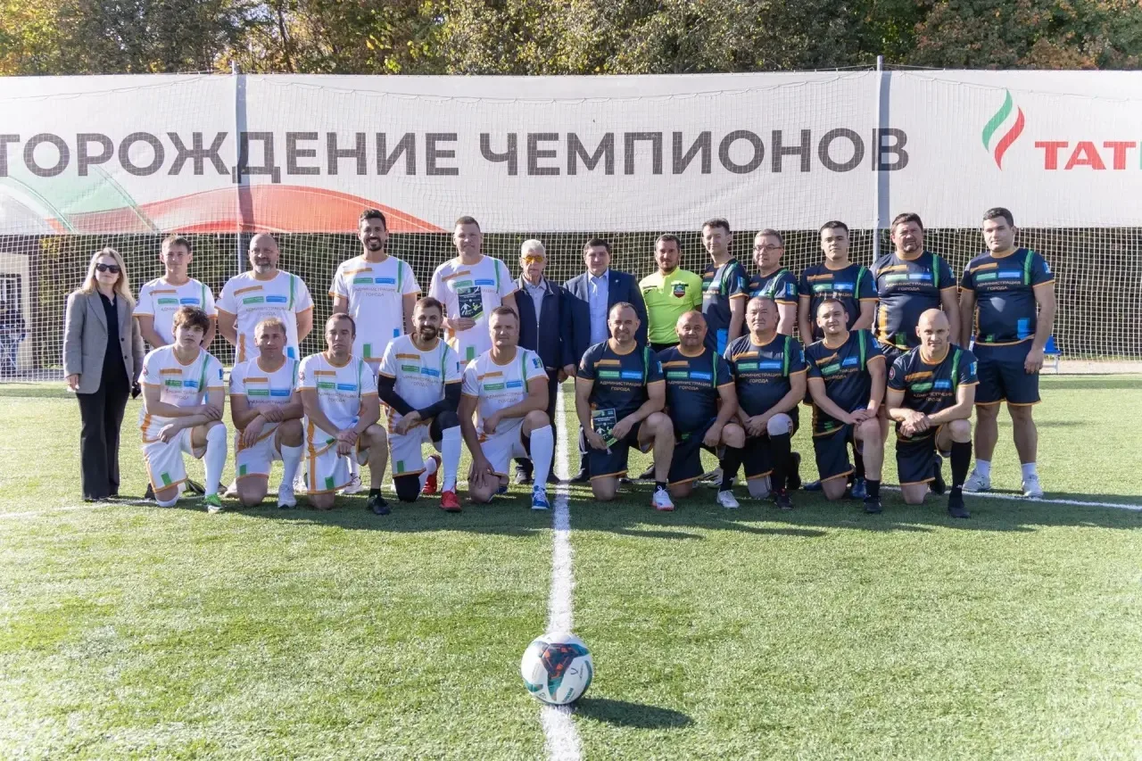 На обновленном футбольном поле в парке «Солнечная поляна» состоялся товарищеский матч, ...