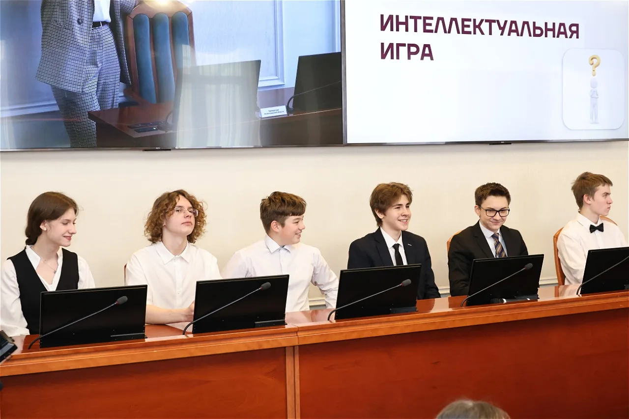 Сегодня в гостях у парламента - старшеклассники из Дзержинска. Пришел к ним на встречу, а мое место 