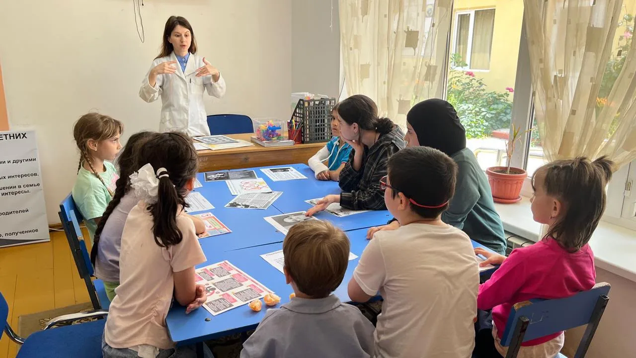 👩‍⚕️🩺Врач Джабраилова  А. М. провела беседу на тему:  «Закон и наркотики». 

📋Задачи беседы: 

✅П