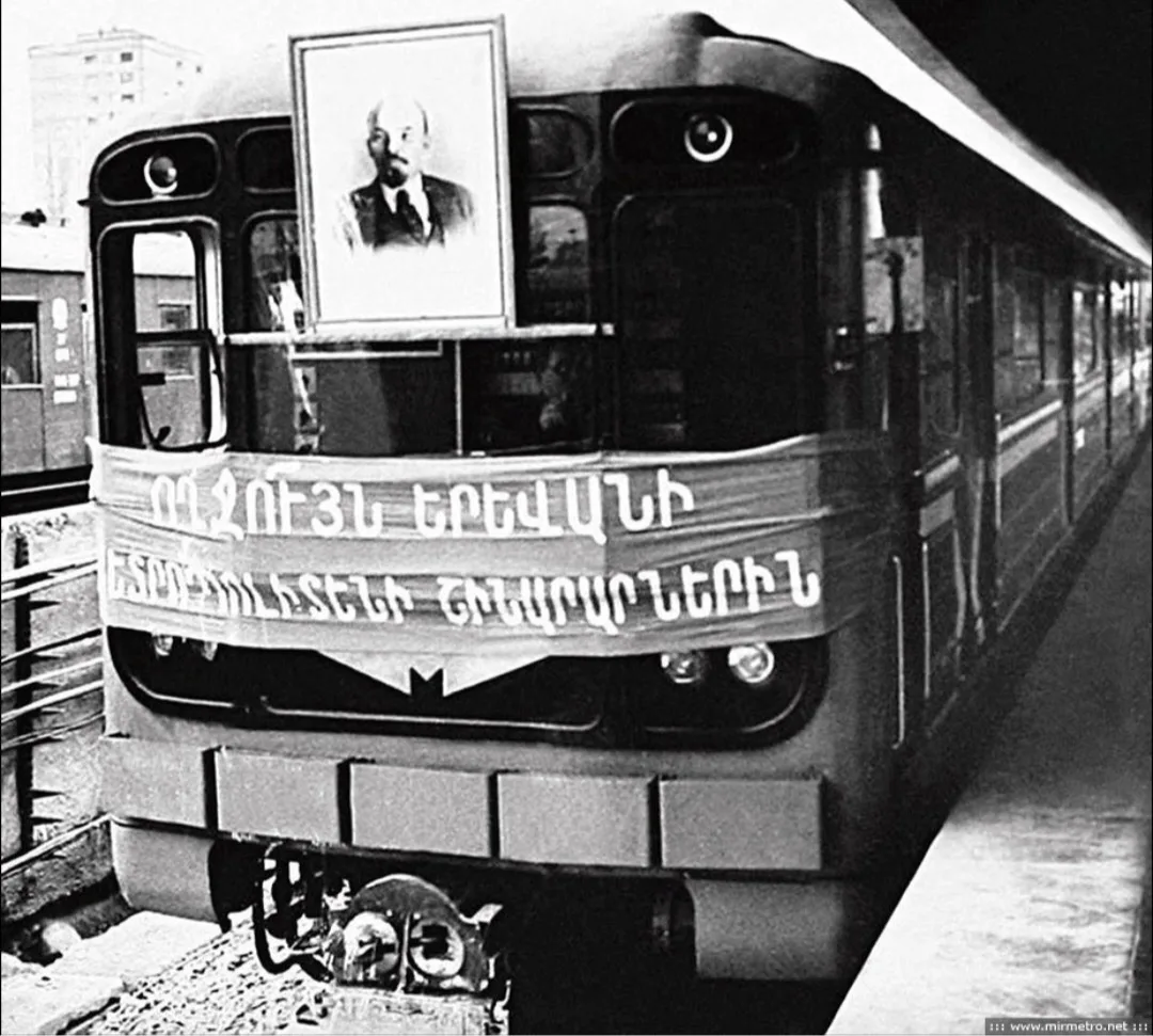 Первый поезд Ереванского метрополитена.

Армянская ССР. 1981 год.

Москвич