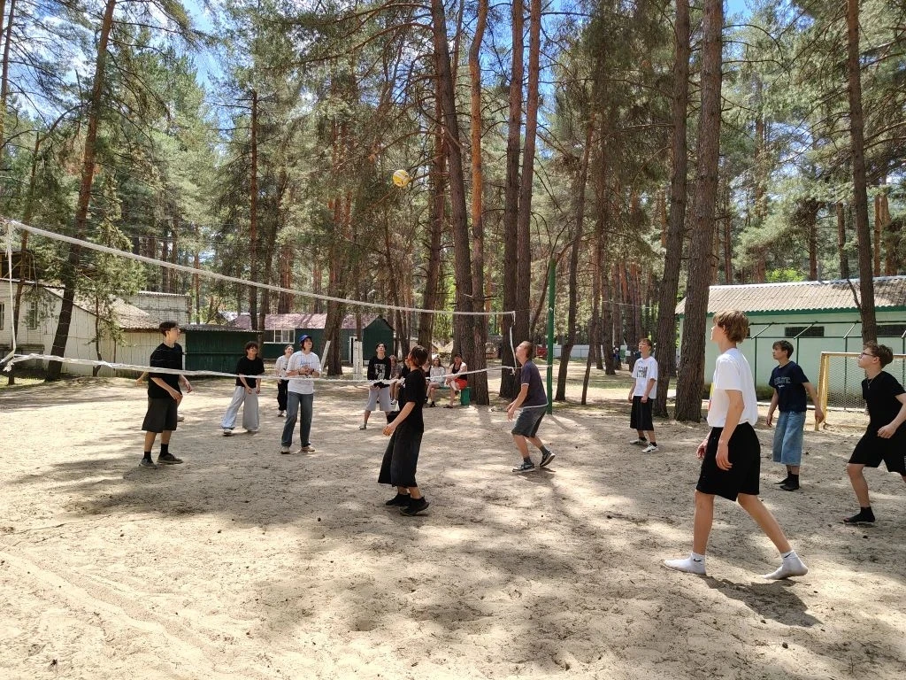 Сегодня у ребят в "Золотом колосе" не менее насыщенный день. Отряды проводят последние денечки по-сп