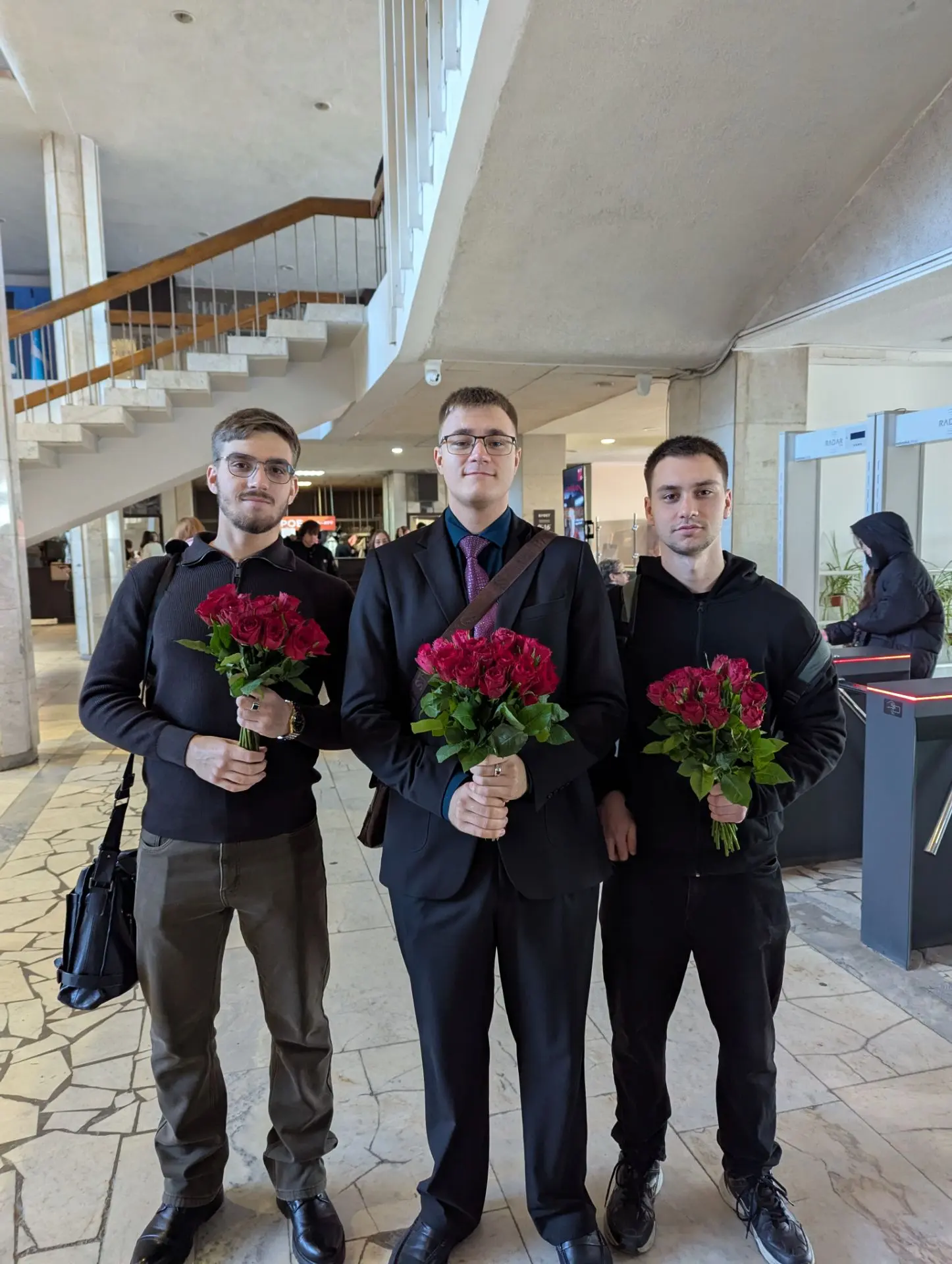 Вот так сегодня студенты встречали и поздравляли преподавателей 🌹🌹🌹