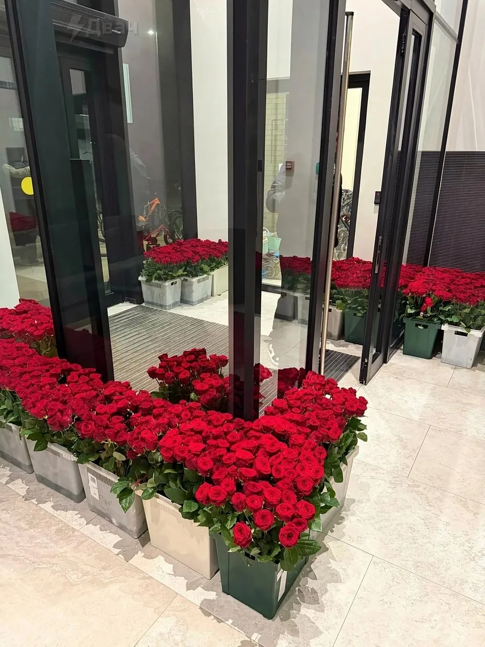 Москвич заплатил 70 миллионов рублей за признание в любви  Курьеры всю ночь таскали миллион роз и за