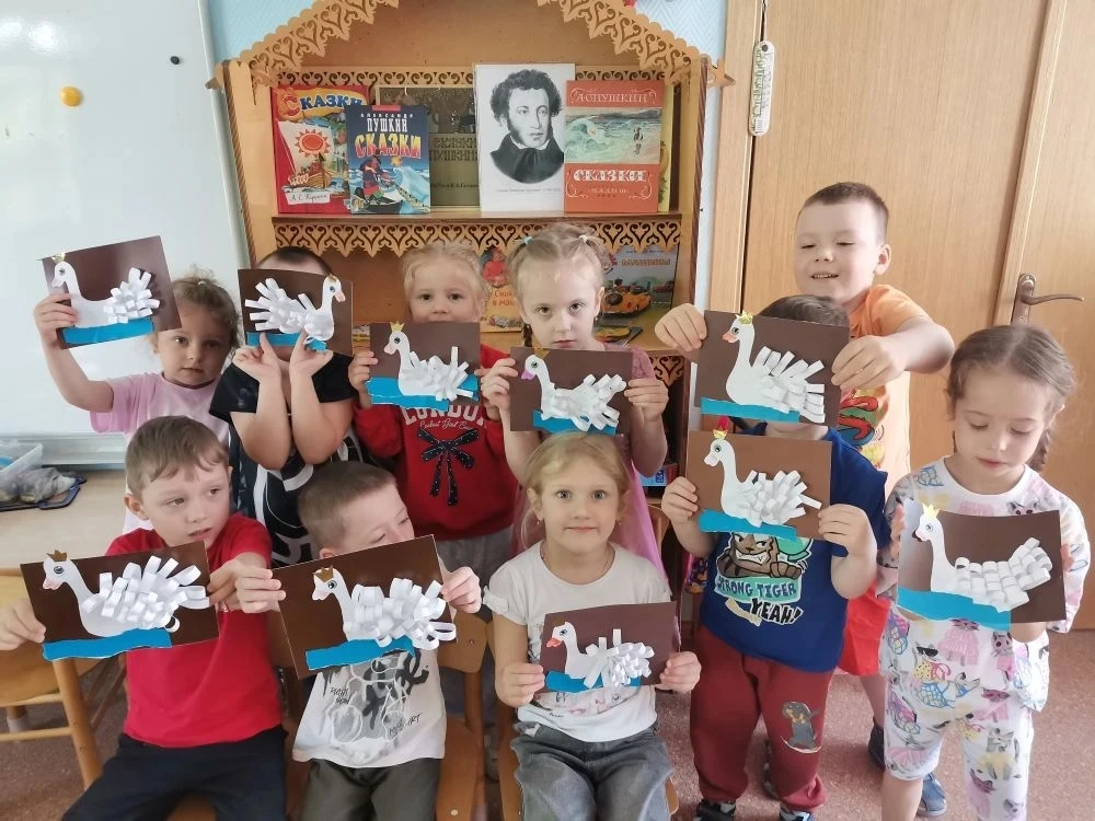 В канун дня рождения поэта дошколята открывали для себя мир пушкинских сказок, а малыши попытались п
