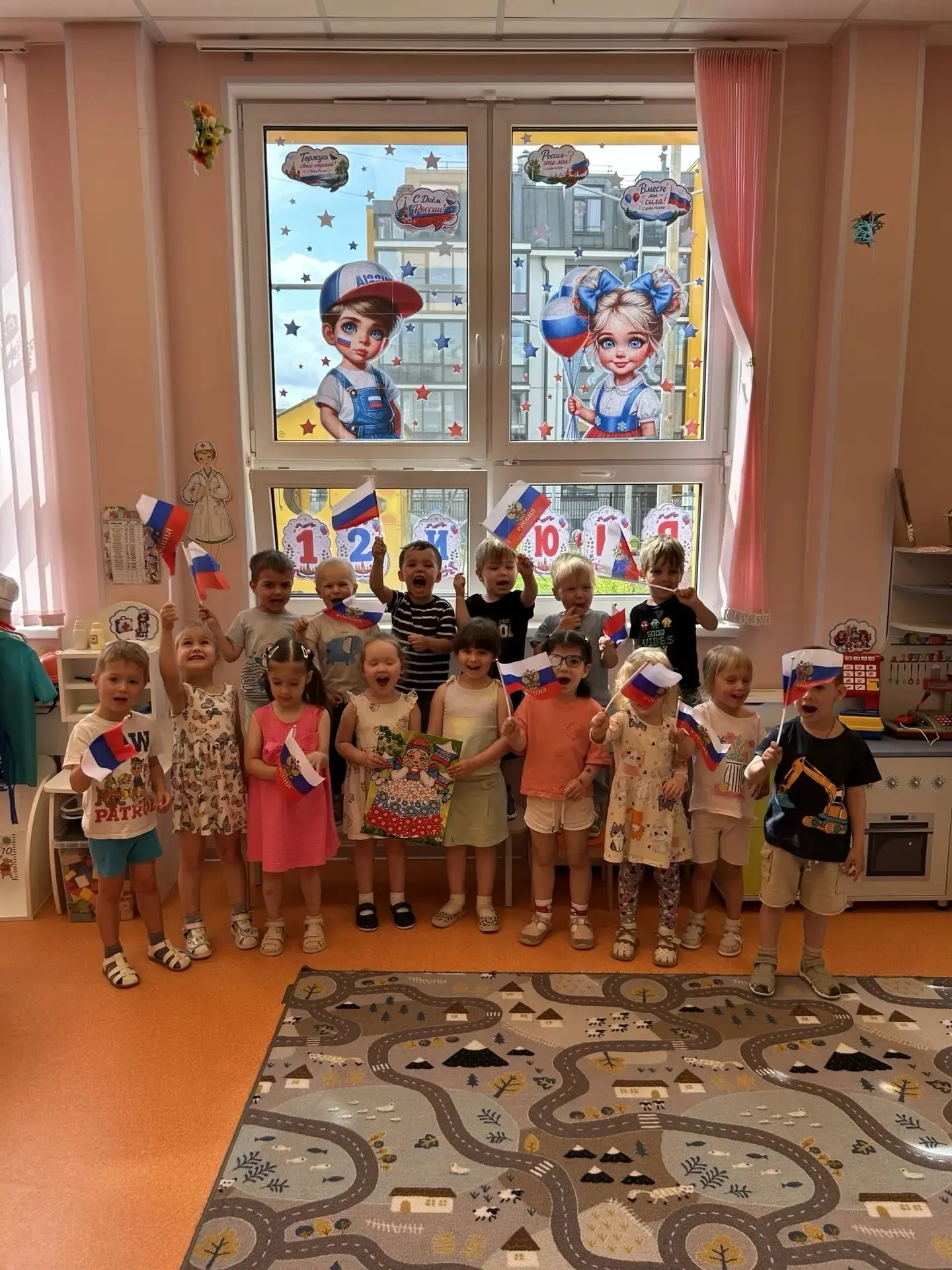 🚩 Ура! Мы в деле!
Группа «Непоседы» зажигает у окон в честь Дня России. 🇷🇺
Смотрим в наше окно и 