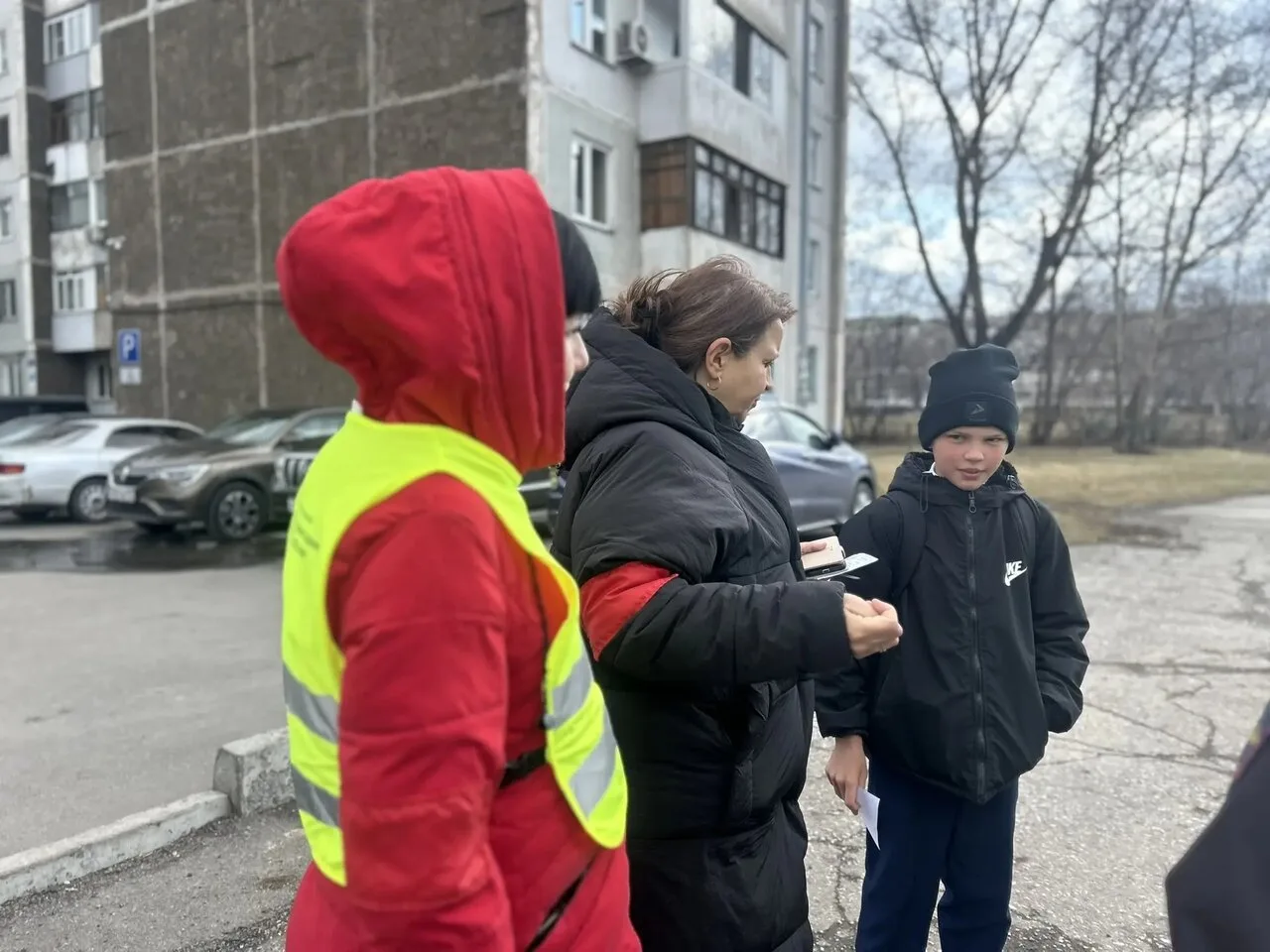 Сотрудники Госавтоинспекции Новокузнецка совместно с юными инспекторами движения и родителями школы 