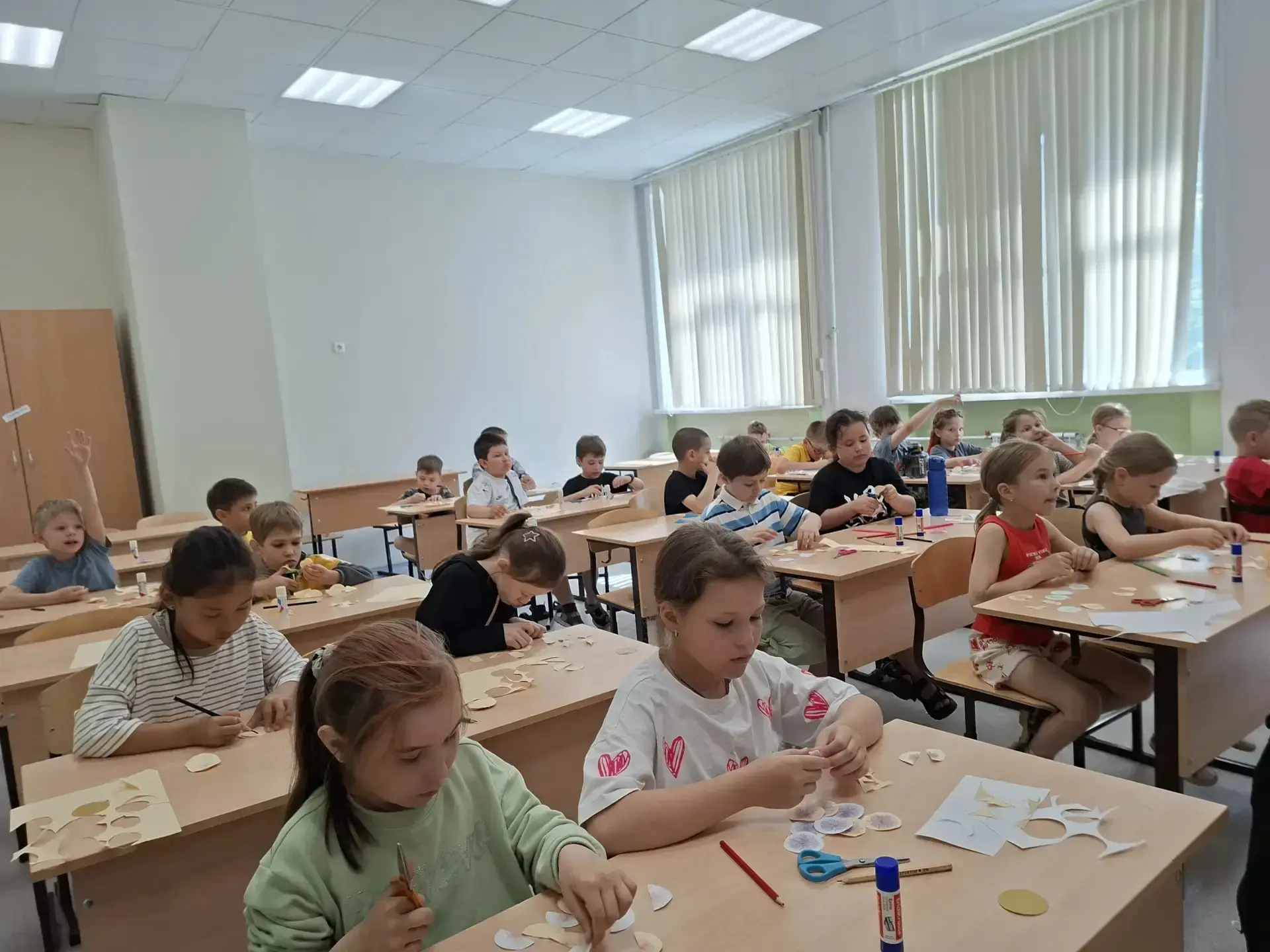 Сегодня первая половина дня в летнем лагере Созвездие посвящена творчеству. Ребята были поглощены ис