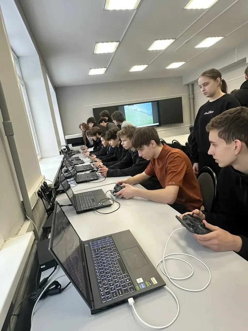 🎓 Профессиональные горизонты Учащиеся 8–9 классов нашей школы побывали на региональном этапе чемпион