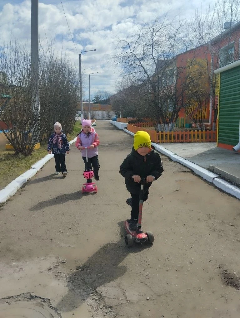 ☀️ Прогулка в средней группе, вместе интереснее! 👦👧