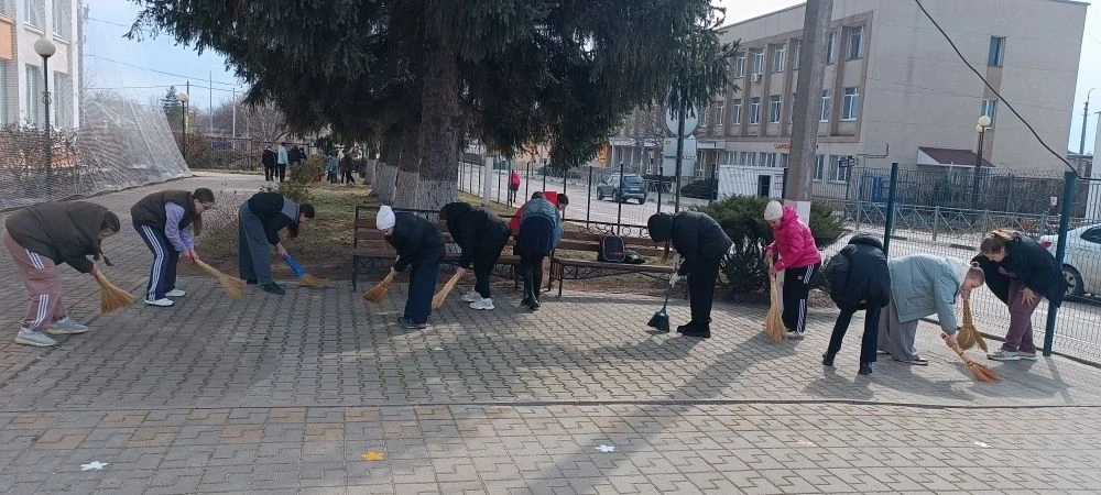 🌿 Весна пришла — пора наводить порядок! 🌿    Сегодня ученики нашей школы дружно вышли на весенний су