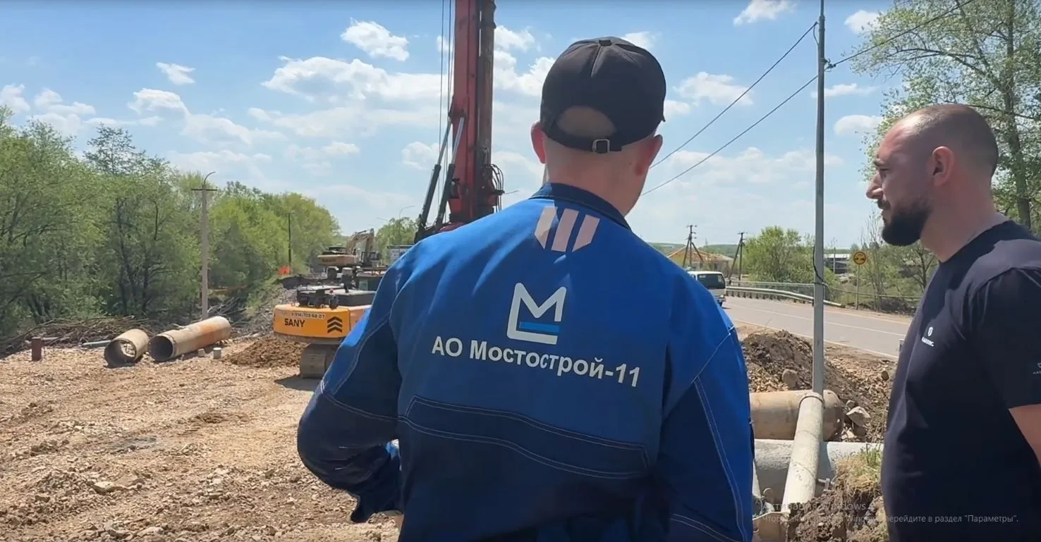 Минтранс Приморья сообщает: основательно приводим в порядок мост через реку Дачная по улице Стаханов