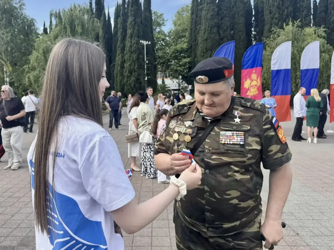 🇷🇺 🎗 В Сочи проходит патриотическая акция «Российский триколор»

Акция «Российский триколор» стал