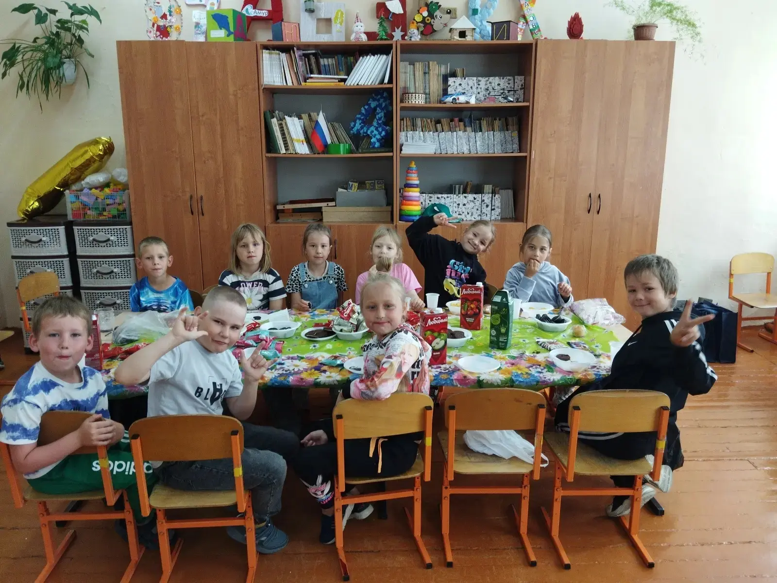 🥳 Ура! Каникулы! Наши первоклассники успешно завершили свой первый учебный год. Впереди — яркое лет