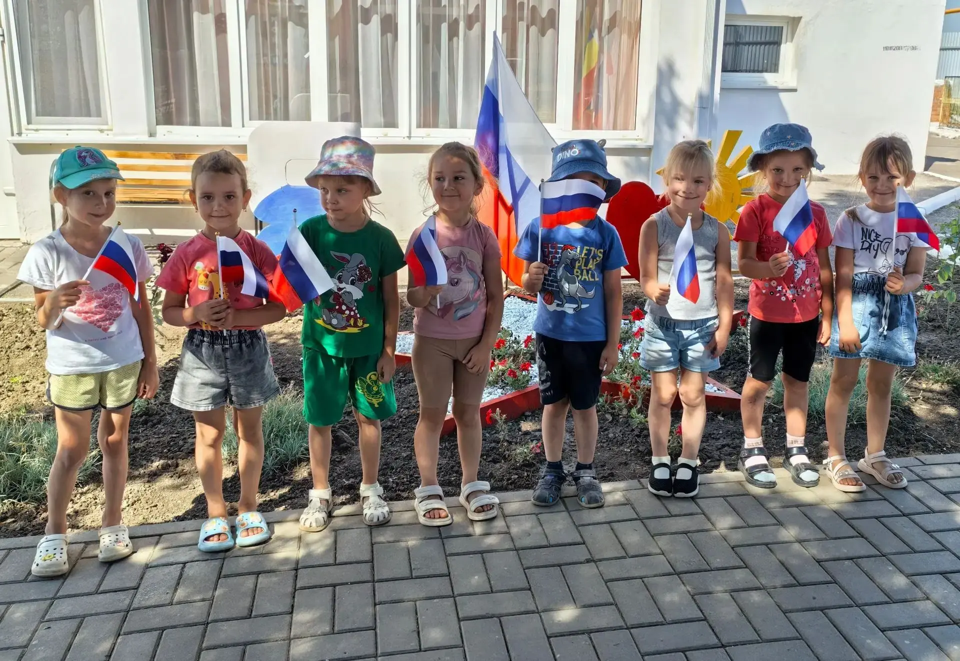 22 августа мы отмечаем день Российского флага.