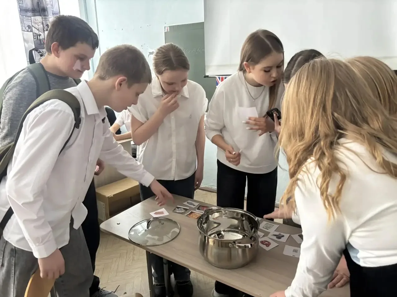 К 23 февраля традиционно проводят спортивные соревнования для мальчиков,  сильная половина параллели