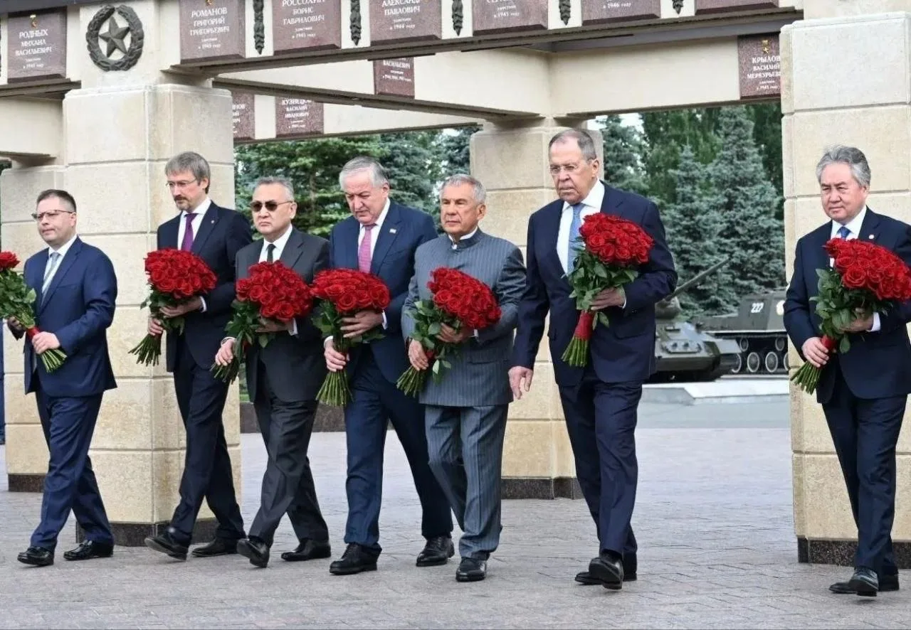 🗣 Минниханов с главами МИД стран ОДКБ почтил память героев Великой Отечественной войны

Церемония п