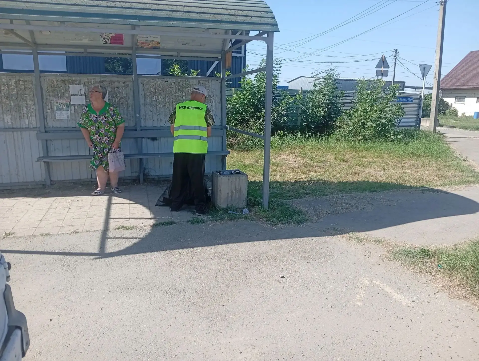Сотрудники МАУ "Сервис" провели уборку на остановках общественного транспорта.