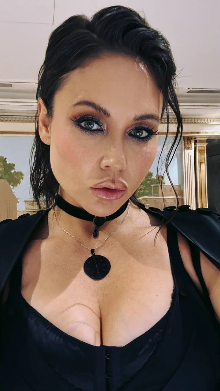 Иногда хочется немного драмы… 🖤