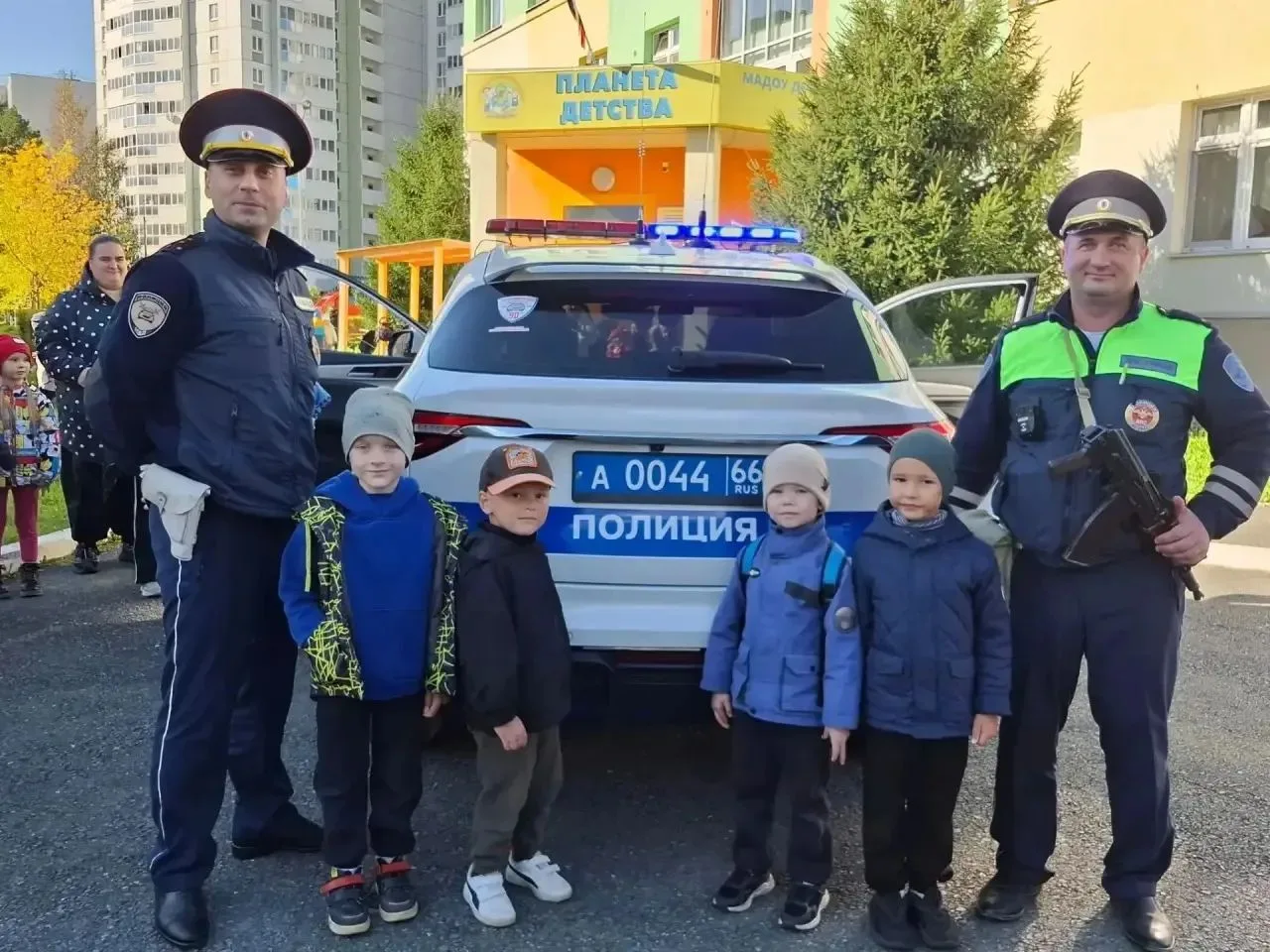🚔 Маячки, сирена и дорожные правила: в детском саду №53 прошла встреча с сотрудниками ДПС