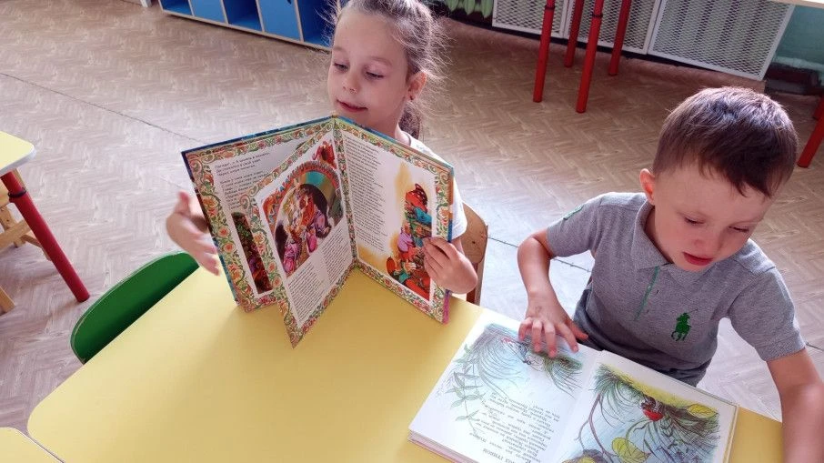 В подготовительной к школе группе"Подсолнушки" и старший группе "Зайчата" прошла неделя сказок. В те