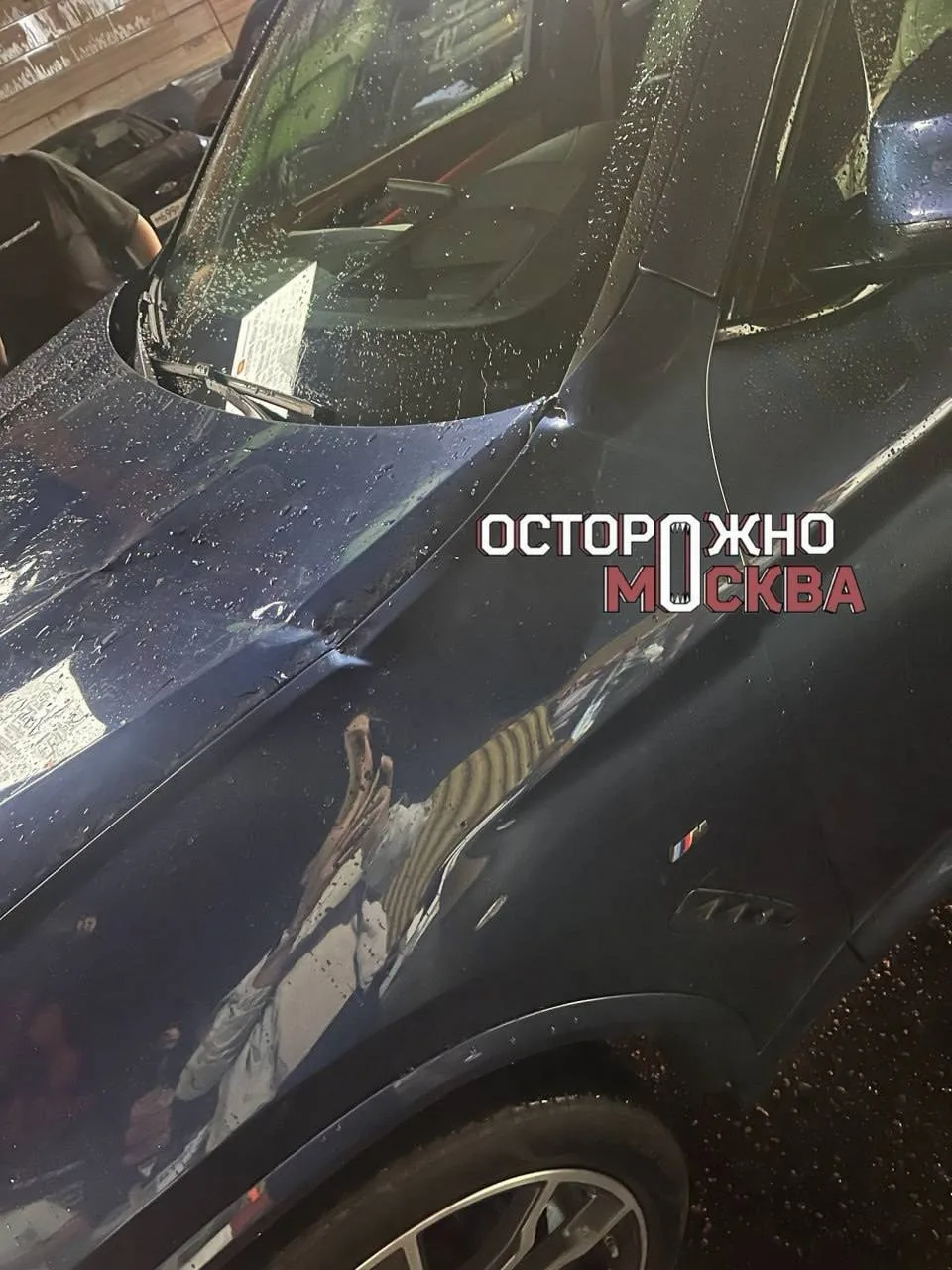 😨 Торговые палатки обрушились на припаркованные авто во время ночной непогоды.

На машинах остались