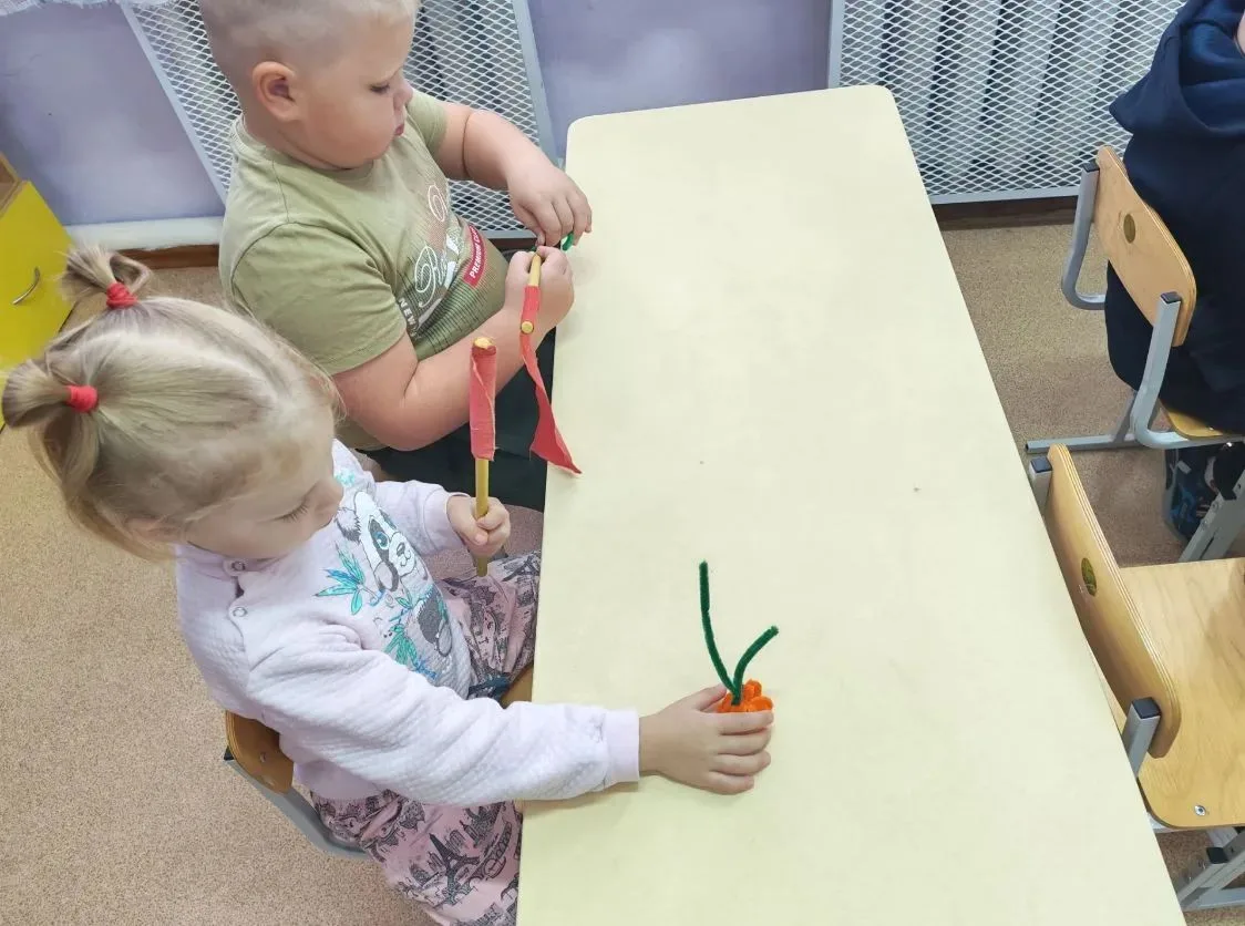 «Осеннее волшебство в каждой петельке! 🧡 Ребята смастерили яркие тыквы из синельной пр...